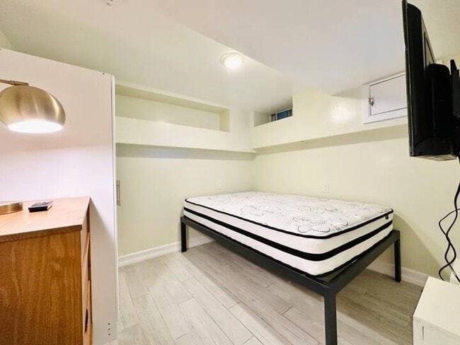 Foto del edificio - Furnished room/NOT APARTMENT