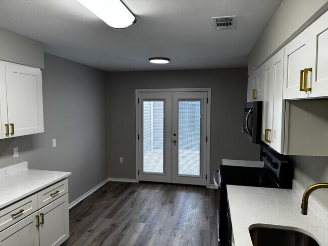 Foto del edificio - "Charming 2-Bed Oasis with Granite Touches & Cozy Fireplace in Fort Walton Beach!"