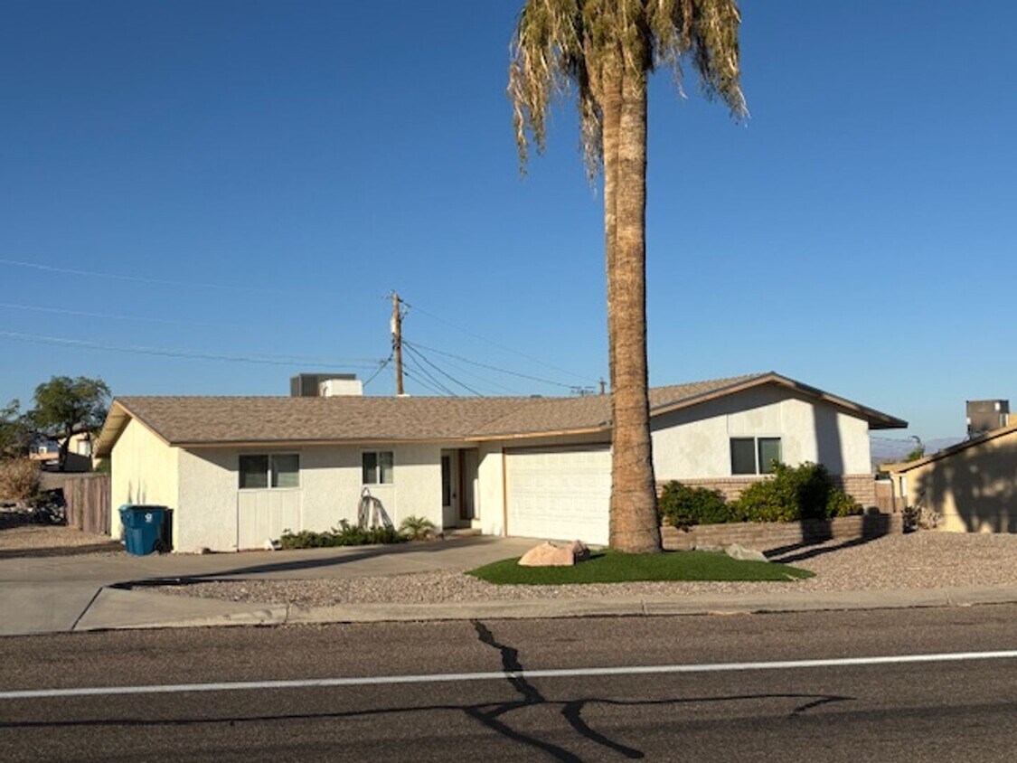 Foto principal - 3 Bedroom - 2 Bath Pool Home