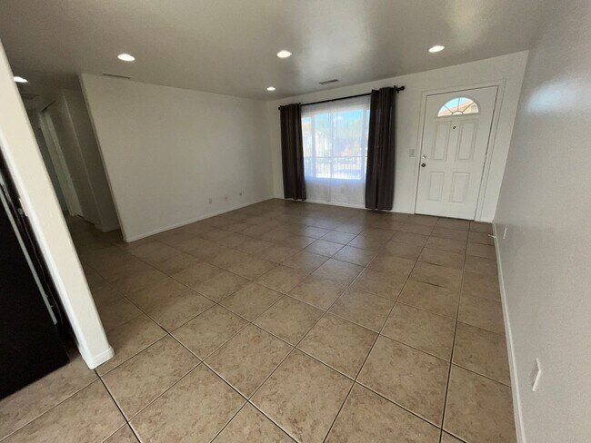 Building Photo - 3 bedroom 2nd floor unit