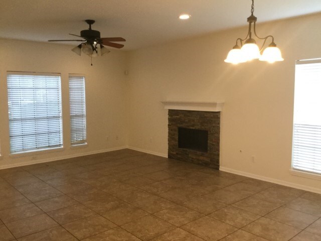 Foto del edificio - 10917 Spruce Dr N