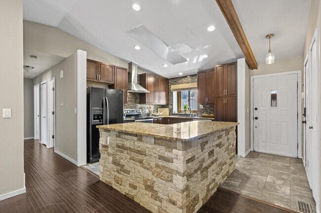 Foto del edificio - "Spacious 5-Bedroom Haven with 3 Full Bath...
