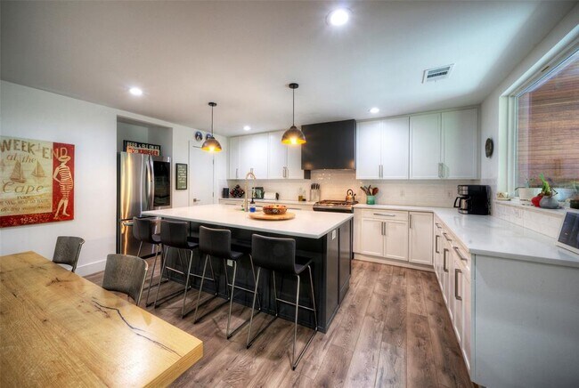 Foto del edificio - 8302 Reeda Ln