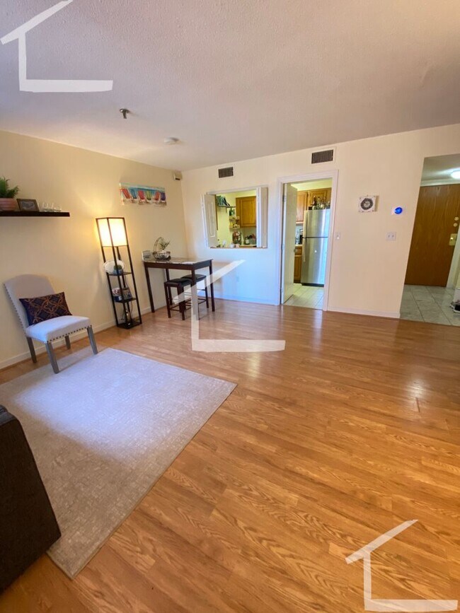 Building Photo - *AVAILIBLE NOW*  2-Bed 2-Bath