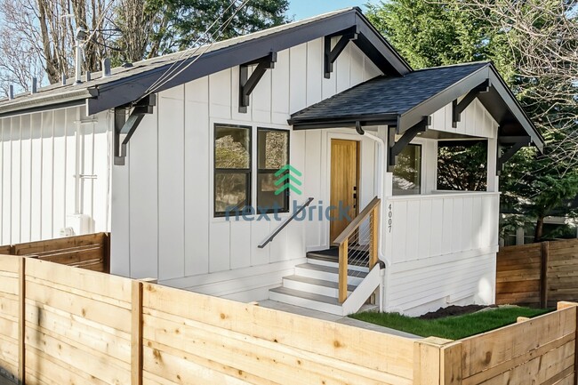Building Photo - BEAUTIFUL FULLY RENOVATED 2 BED 1 BATH FOR RENT – PRIME WEST SEATTLE LOCATION