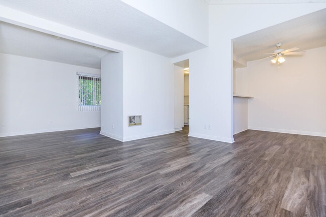 Building Photo - Country Hills Apartment Homes