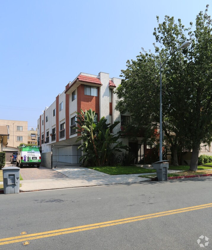 Primary Photo - 463 W Wilson Ave