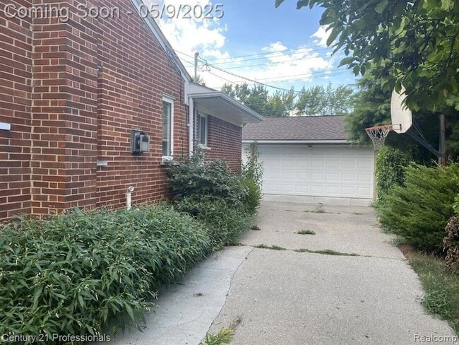 Building Photo - 21039 Danbury St