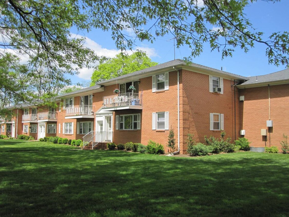 Foto principal - Middlesex Village Apartments