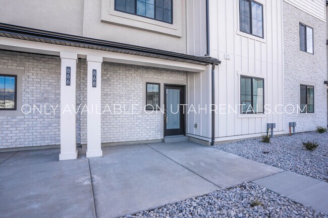 Building Photo - 868 W 540 S