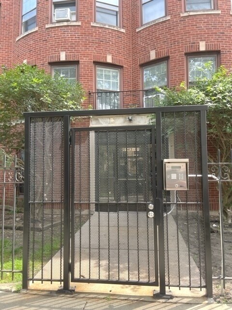 Building Photo - 5947 N Winthrop Ave