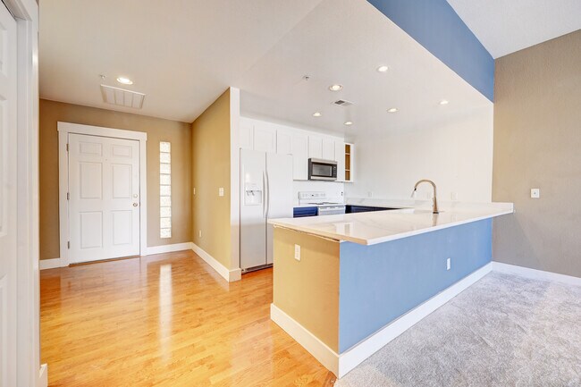 Foto del edificio - 6000 W Floyd Ave