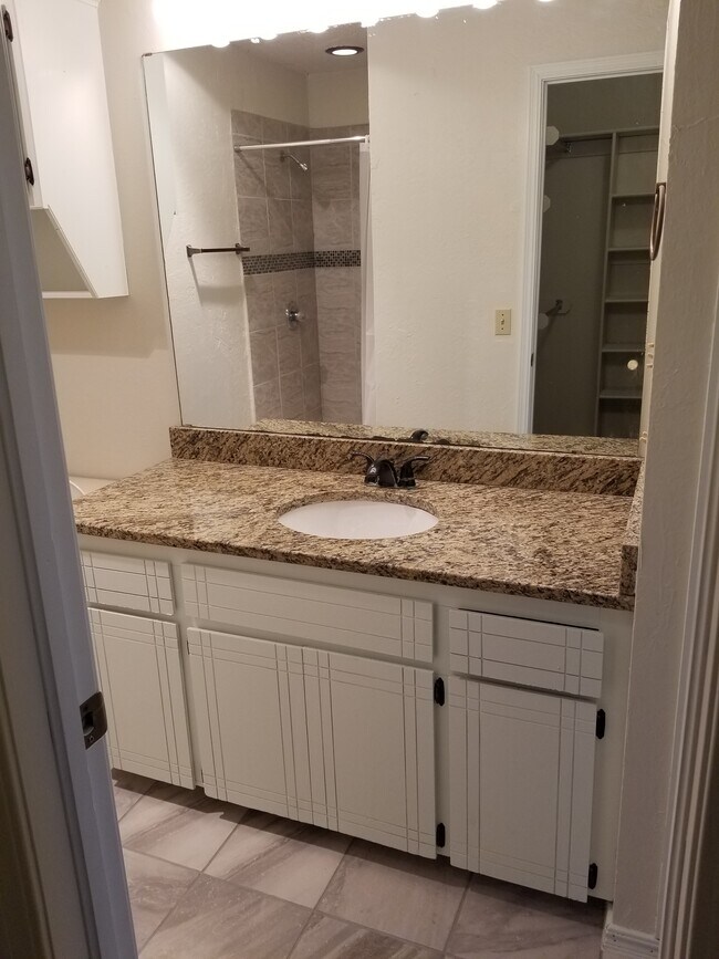 Ensuite - 9023 N Rockwell Dr