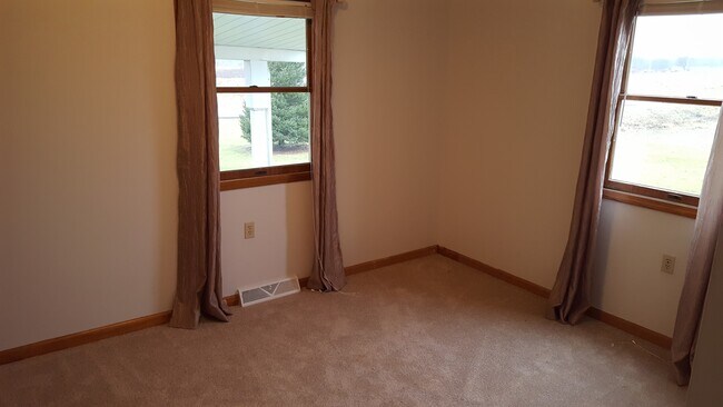 Foto del edificio - 404 Plain Grove Rd