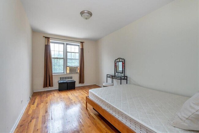 Foto del edificio - 85-04 63rd Dr