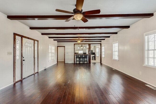 Foto del edificio - 1741 N Walnut Ave