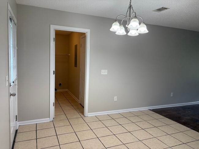 Building Photo - 722 Kadi Dr