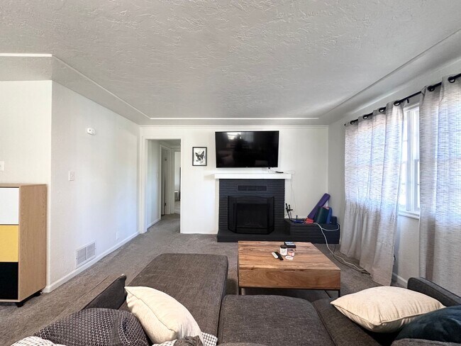 Building Photo - 3 Bed 1 Bath Big lot Home in St. Johns Nei...