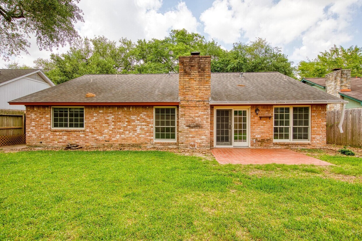 Building Photo - 22411 Elsinore Dr