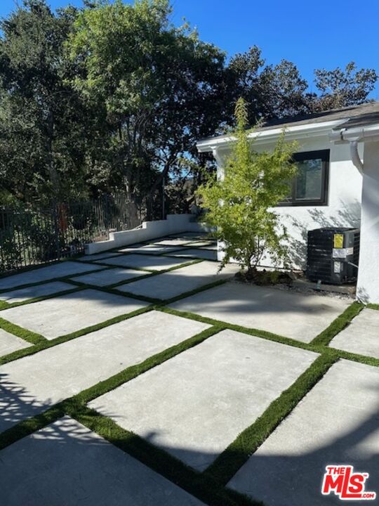 Foto del edificio - 23321 Mulholland Dr