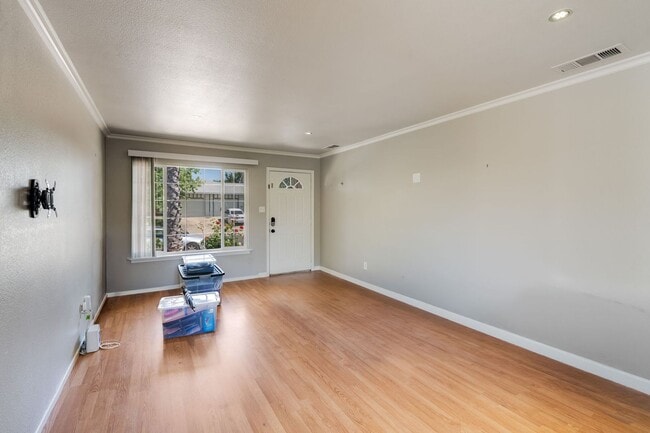 Building Photo - Charming 2 Bedroom Duplex with Private Backyard & Garage!