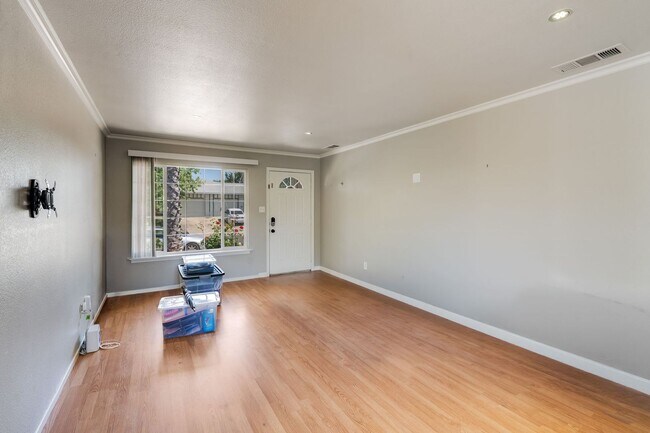 Foto del edificio - Charming 2 Bedroom Duplex with Private Backyard & Garage!