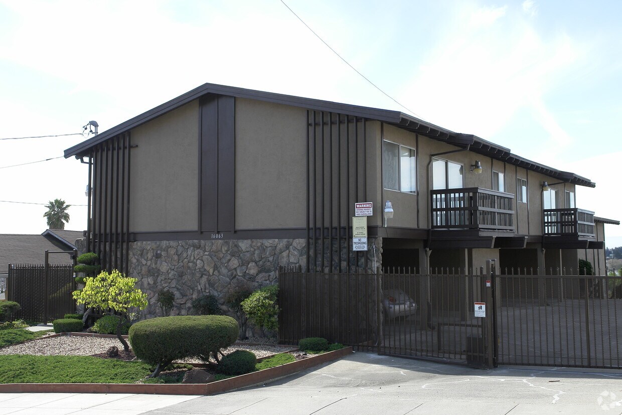 Primary Photo - 16063 Liberty St