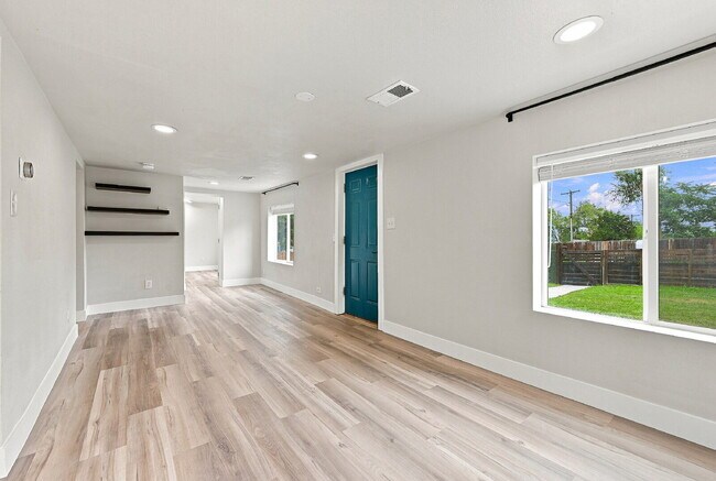 Foto del edificio - $2,420.95 with $300 Cleaning Voucher 2 Beds - 1 Bath, Single Family Home in Englewood with Privat...
