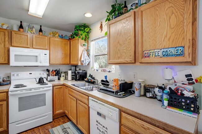 Foto del edificio - Adorable 2 bedroom townhome with garage!