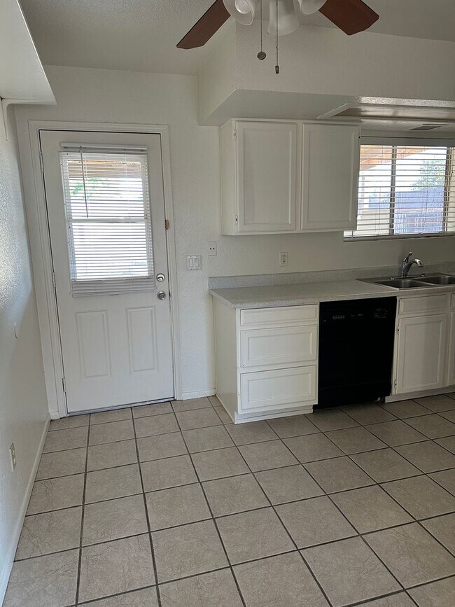 Foto del edificio - 3 BR 2 BA Frye & Chandler Blvd