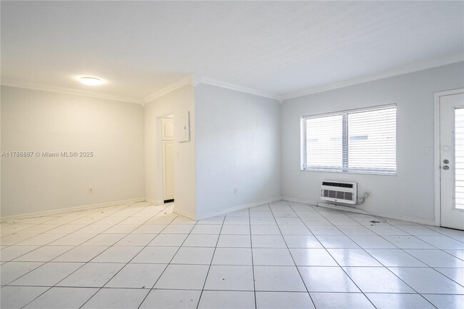 Building Photo - 7640 Carlyle Ave