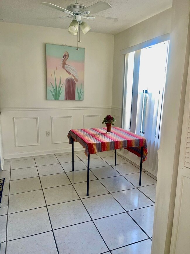 Building Photo - Discover Easy Florida Living in Holly Hill!