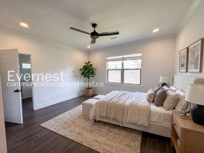Building Photo - 3 Bed, 2 Bath Home with Fenced Yard & Garage / Available Now!