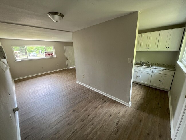 Building Photo - 2-bedroom, 1-bathroom house located in Bat...
