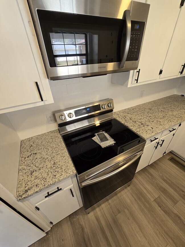 Estufa/Microondas - 801 4th Ave E