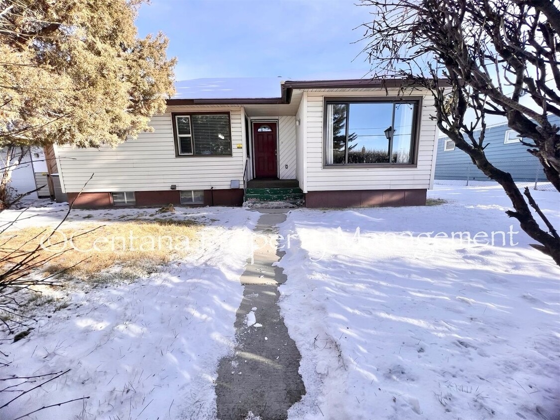 Primary Photo - Large 2 bedroom house with an oversized ga...
