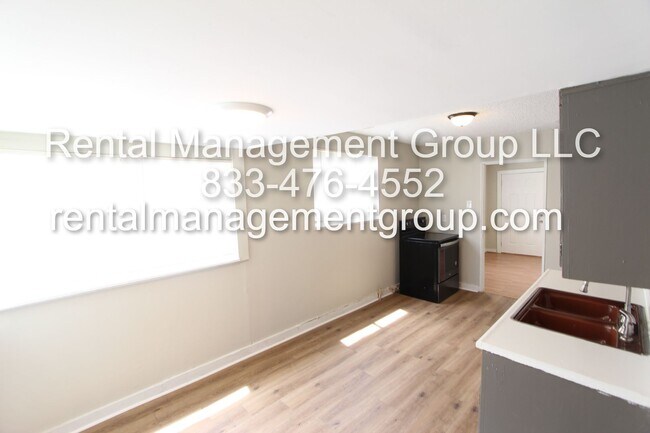 Foto del edificio - Corner lot with Great Curb Appeal!!