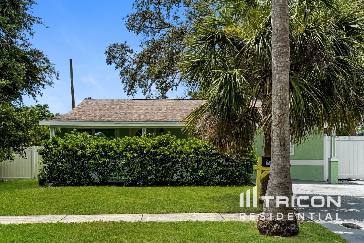 Foto principal - 2474 17th Ave N