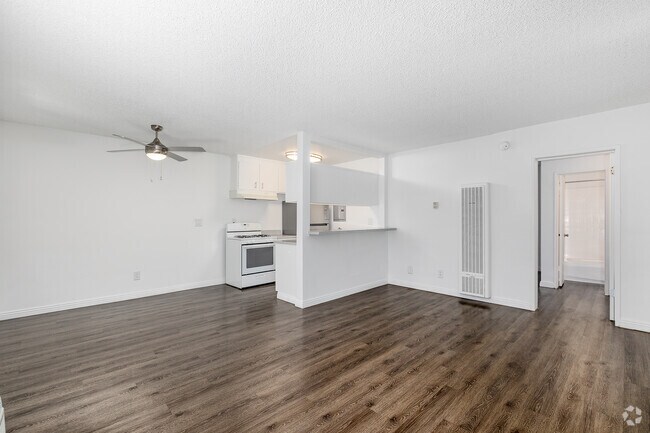 1 habitación, 1 baño - 695 pies cuadrados - Sala de estar - Vanowen Plaza