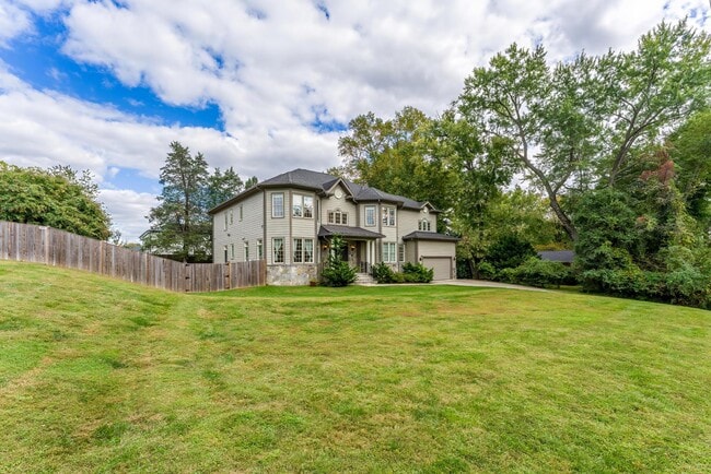 Building Photo - 829 Golden Arrow St