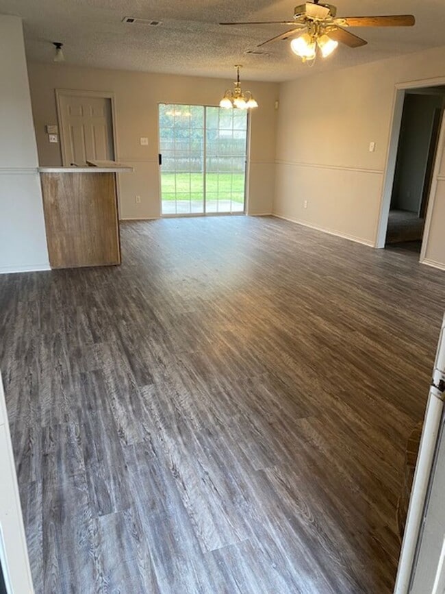 Building Photo - 3 bedroom 2 bathroom house