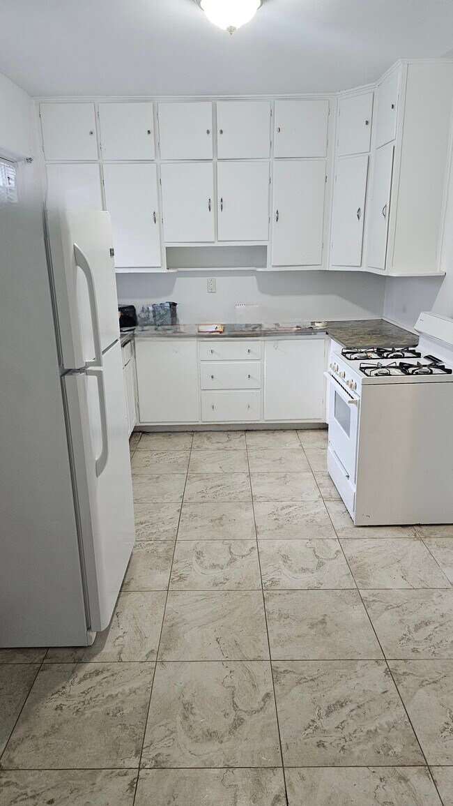 Building Photo - 1112 W 148th St