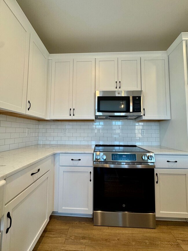 Foto del edificio - Newly Built End-Unit Townhome in Blacksburg - SHORT-TERM lease