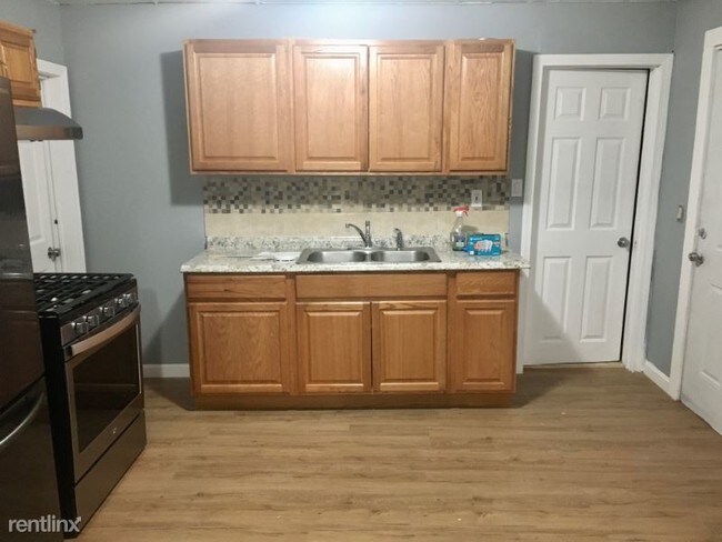 Building Photo - 3 br, 1 bath Apartment - 77 Tenney St