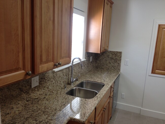 Building Photo - Beautiful new 2 bed 1 bath apartment in Te...