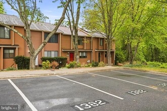 Building Photo - 1382 Almond Dr