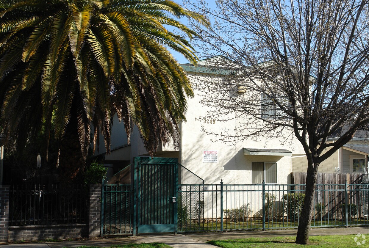 Building Photo - 3245 3rd Ave