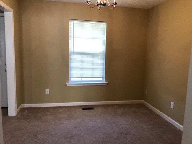 Foto del edificio - 3 bedroom 2 bath with unfinished Area-Storage