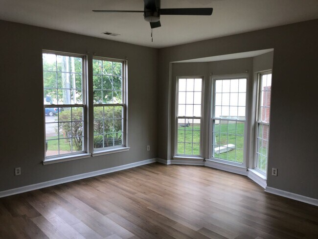 Building Photo - Great 3 Bedroom 2.5 Bath End Unit Townhome!