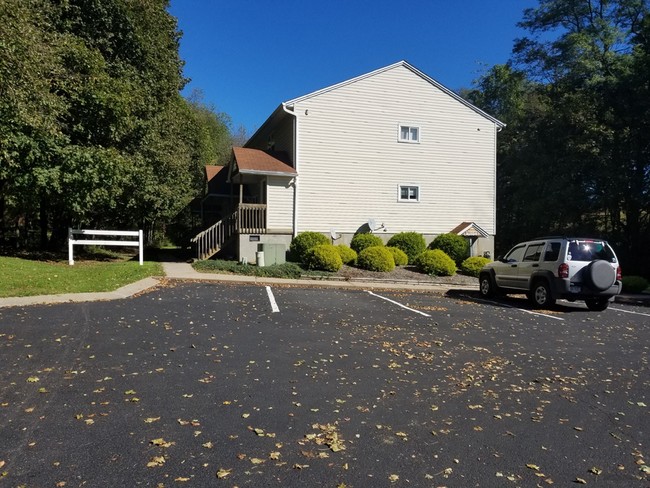 Área de estacionamiento - Whispering Glenn Apartments